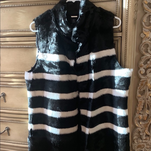🌸New with tags Chico’s BLACK LABELSTRIPEDFUR VEST - Picture 1 of 6